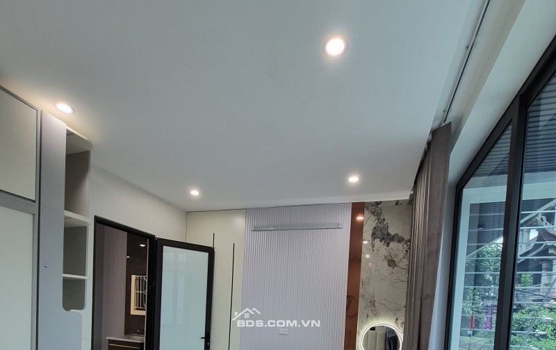 BÁN NHÀ 2.7 TỶ 4 TẦNG CÓ GARA Ô TÔ NGÕ THẲNG NGẮN ĐƯỜNG HÀN THUYÊN