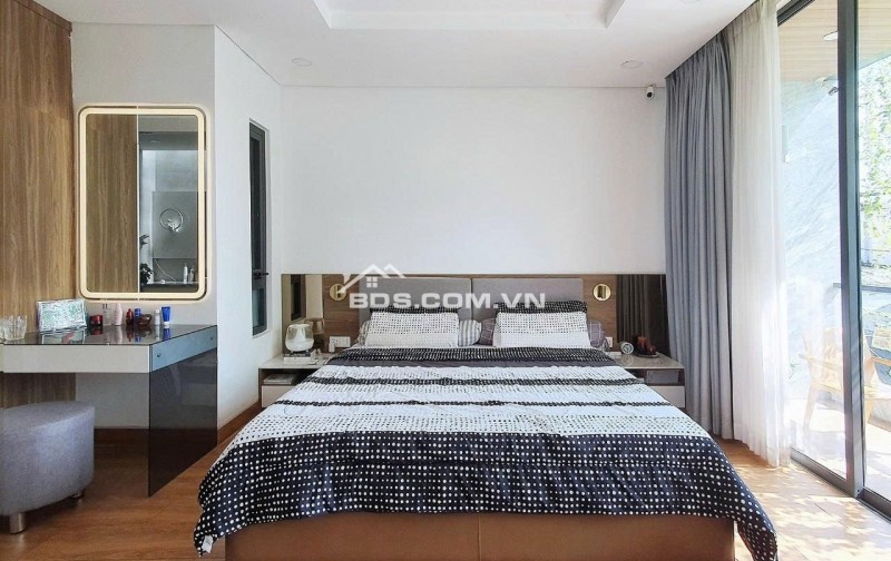Bán nhà đẹp 3 lầu view ngắm máy bay hẻm 83 Phạm Văn Bạch 115m2 ngang 5m sát Metro 12 tỷ.