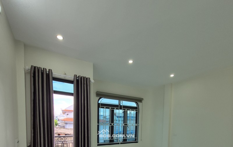 BÁN NHÀ 2.7 TỶ 4 TẦNG CÓ GARA Ô TÔ NGÕ THẲNG NGẮN ĐƯỜNG HÀN THUYÊN