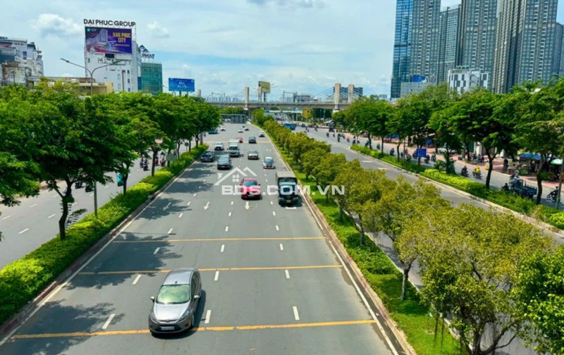 Bán nhà nát 5 lầu MTKD ngay Hàng Xanh BT 140m2 ngang 5m sát Landmark 81 XVNT 19.8 tỷ
