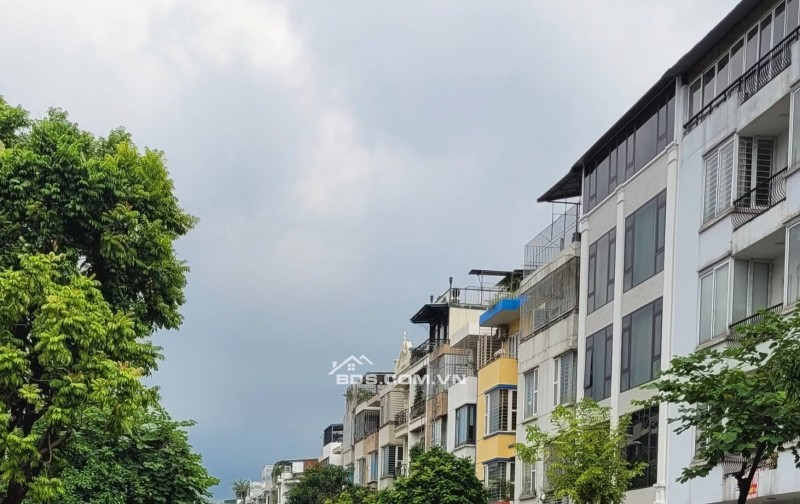 SIÊU PHẨM 102M2 5 TẦNG THANG MÁY PHÂN LÔ THU 25 TRIỆU/THÁNG KĐT VĂN PHÚ HÀ ĐÔNG