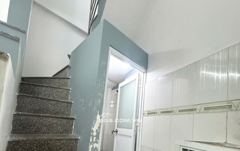 Nhà nằm trong hẻm 28 Lương Văn Can, phường 15, quận 8, khu dân cư hiện hữu, an ninh và yên tĩnh