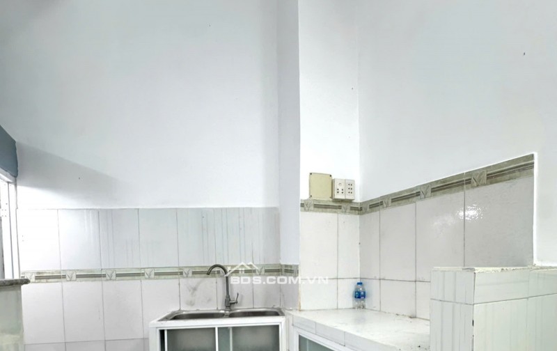 Nhà nằm trong hẻm 28 Lương Văn Can, phường 15, quận 8, khu dân cư hiện hữu, an ninh và yên tĩnh