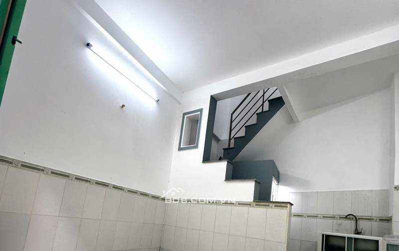 Nhà nằm trong hẻm 28 Lương Văn Can, phường 15, quận 8, khu dân cư hiện hữu, an ninh và yên tĩnh
