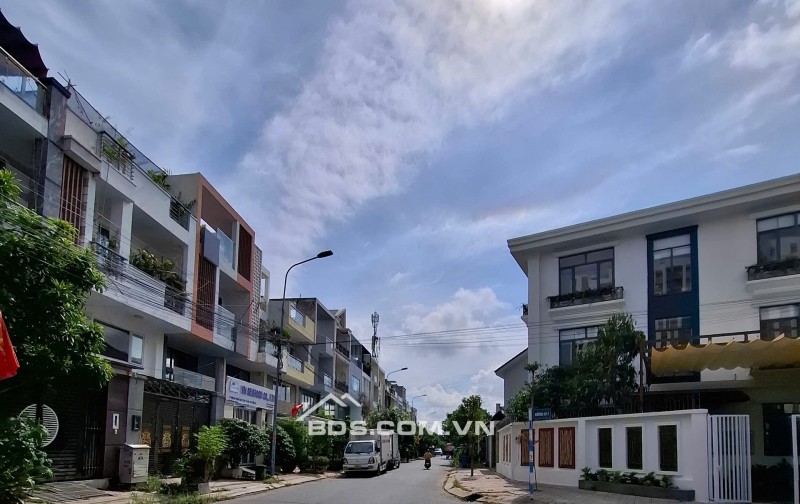 Bán nhà mặt tiền D17 Phước Long B Tp Thủ Đức giá 22,5 tỷ