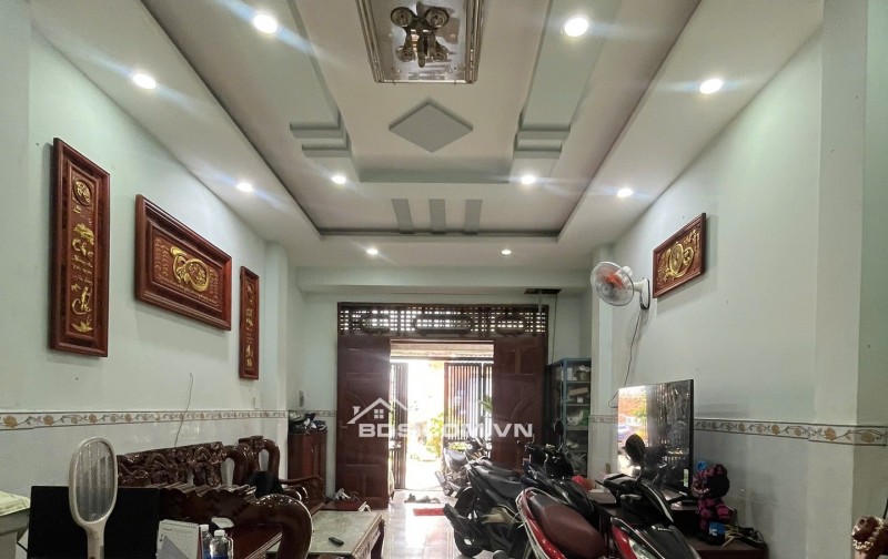 Lô góc 2 mặt tiền, đường xe tải tránh nhau.  Gồm 1 căn nhà 4 tầng với 4 phòng ngủ, 4 WC và 1 khu xưởng riêng.  Không gian phù hợp vừa ở kinh doanh