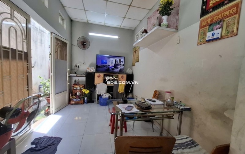 Nhà cấp 4 gần ngã tư An Sương.  Diện tích: 40m². Hiện trạng nhà cấp 4, phù hợp với nhu cầu ở hoặc cải tạo lại theo nhu cầu sử dụng