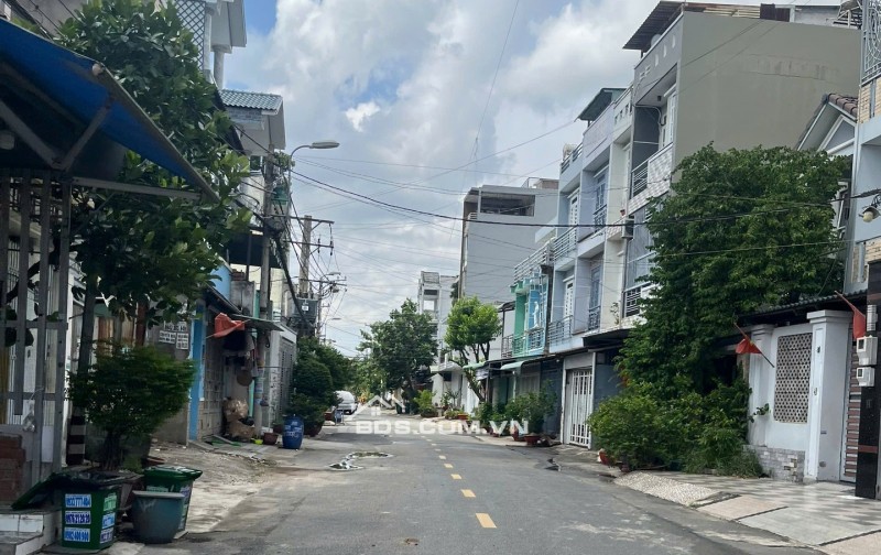 Lô góc 2 mặt tiền, đường xe tải tránh nhau.  Gồm 1 căn nhà 4 tầng với 4 phòng ngủ, 4 WC và 1 khu xưởng riêng.  Không gian phù hợp vừa ở kinh doanh