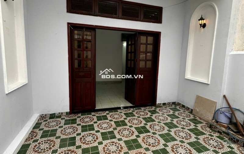 Cần bán nhà 2 mặt hẻm, gần đường Nguyễn Thị Huê, Bến xe An Sương và chợ Cây Me.  Diện tích: 5m x 19m. Kết cấu: 1 lửng, 3 phòng ngủ, 2 WC