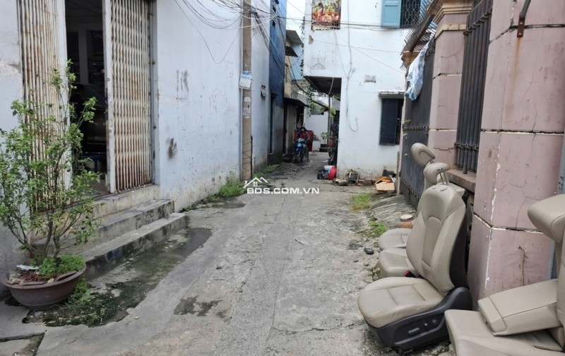 Nhà cấp 4 gần ngã tư An Sương.  Diện tích: 40m². Hiện trạng nhà cấp 4, phù hợp với nhu cầu ở hoặc cải tạo lại theo nhu cầu sử dụng