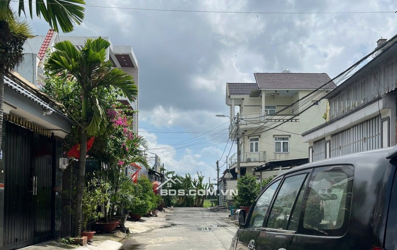 Lô góc 2 mặt tiền, đường xe tải tránh nhau.  Gồm 1 căn nhà 4 tầng với 4 phòng ngủ, 4 WC và 1 khu xưởng riêng.  Không gian phù hợp vừa ở kinh doanh