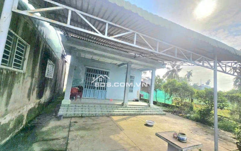 Chủ cần bán đất tặng căn nhà cấp 4. đang cho thu nhập ổn định. giá cực tốt chỉ ngang với giá nhà sổ chung.