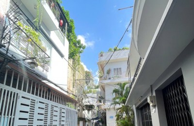Bán nhà Lạc Long Quân hẻm xe hơi, 60m2, 4 tầng BTCT, giá 8,9tỷ