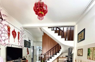 Bán nhà Quận 9 - vào ở ngay, ngày trung tâm, đi chuyển thuận lợ