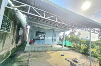 Chủ cần bán đất tặng căn nhà cấp 4. đang cho thu nhập ổn định. giá cực tốt chỉ ngang với giá nhà sổ chung.