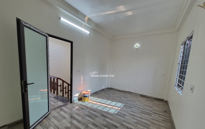 BÁN NHÀ ĐẸP 2.5 TỶ 3 TẦNG 68M2 NGÕ THÔNG ĐƯỜNG CÙ CHÍNH LAN