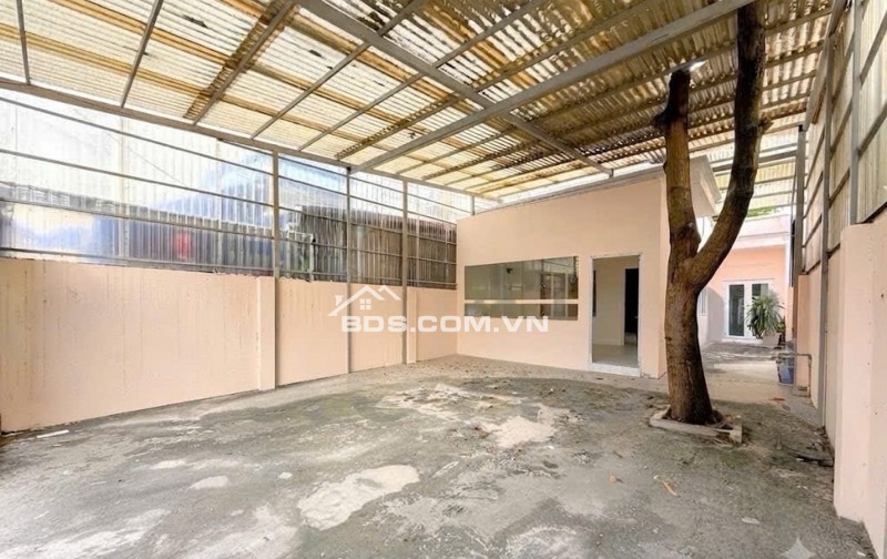 cấp 4: 6.5x16.6 ( xe hơi đậu trong nhà), rộng rãi thoáng mát, thích hợp làm văn phòng công ty.