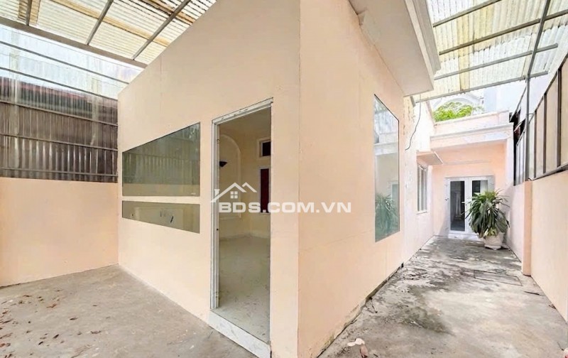 cấp 4: 6.5x16.6 ( xe hơi đậu trong nhà), rộng rãi thoáng mát, thích hợp làm văn phòng công ty.