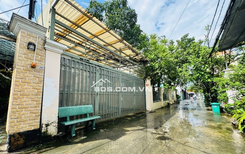 cấp 4: 6.5x16.6 ( xe hơi đậu trong nhà), rộng rãi thoáng mát, thích hợp làm văn phòng công ty.