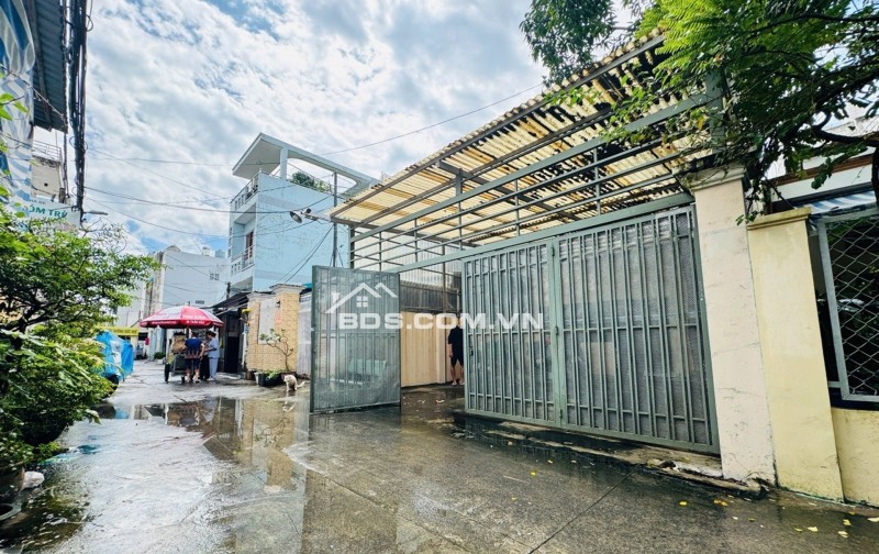 cấp 4: 6.5x16.6 ( xe hơi đậu trong nhà), rộng rãi thoáng mát, thích hợp làm văn phòng công ty.