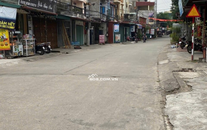 đất nền cần bán,  đất mặt đường lớn, chính chủ, cách cổng chợ Xanh khoảng 30m. vị trí đẹp, đất đẹp nở hậu : mặt 3.95m x hậu 4m