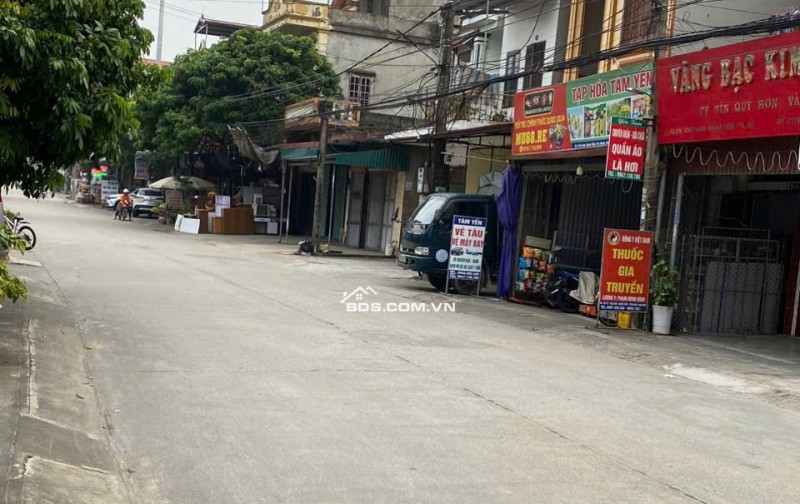 đất nền cần bán,  đất mặt đường lớn, chính chủ, cách cổng chợ Xanh khoảng 30m. vị trí đẹp, đất đẹp nở hậu : mặt 3.95m x hậu 4m