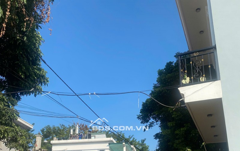 Hàng hiếm bám quốc lộ 6 sát hà đông gần cổng trường đại học