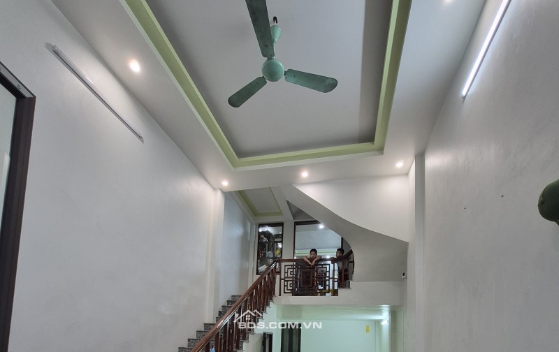 BÁN NHÀ 3.45 TỶ 3.5 TẦNG 54M2 CÓ GARA Ô TÔ ĐƯỜNG NHÁNH GIỮA KHU BÃI VƯỢT