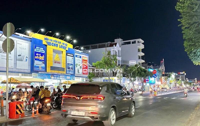 Bán nhà KD đa ngành ngay ĐH Công Nghiệp ngang 18.5m lô góc đẹp 3 lầu HXH tránh 16.8 tỷ.
