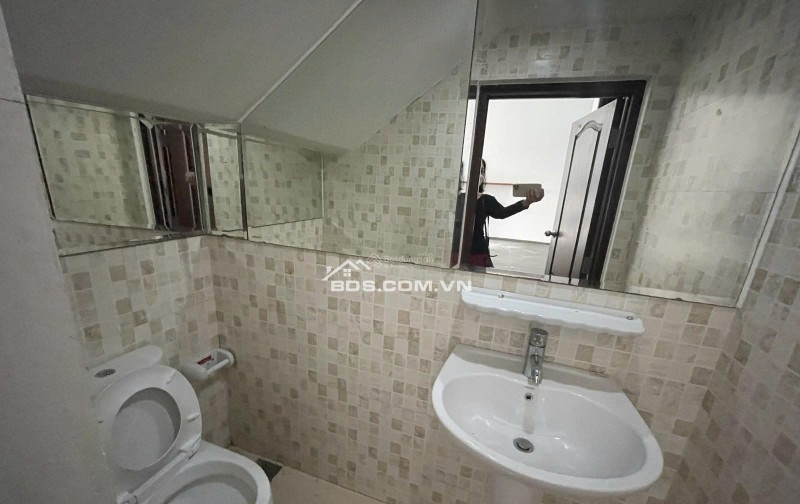 Bán nhà liền kề 5PN + 7WC, giá 8.*** tỷ lh Hoàng Đức Bình : 0773218937