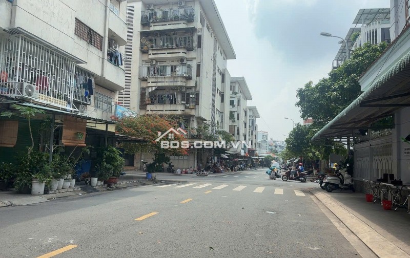 Nhà phố Dương Quảng Hàm hẻm 8m ngang 8m 136m2 tiện làm Biệt thự nghỉ dưỡng nhỉnh 17 tỷ.