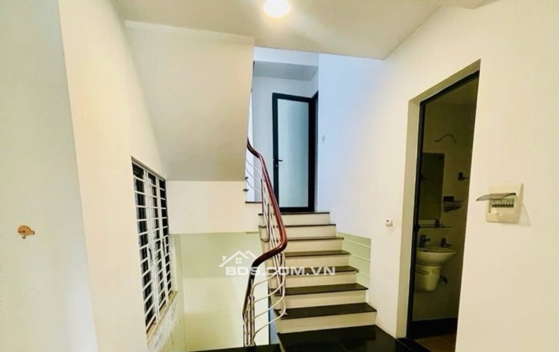 BÁN NHÀ PHÂN LÔ LĨNH NAM 140M² x 6 TẦNG – 30 TỶ- DT 200Tr– Ô TÔ TRÁNH ĐỖ – Vỉa Hè