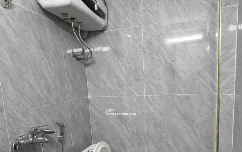Cho thuê căn hộ tập thể 40m2 - 2 ngủ -   phố Bùi Ngọc Dương giá 7tr5