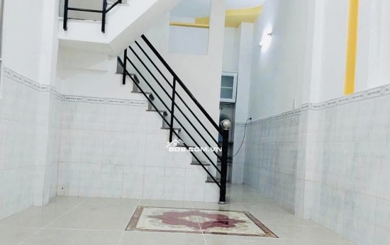 Bán nhà gấp cho con đi học căn 3 phòng ngủ Hocmon sát Q12 giá 980tr bao  phí