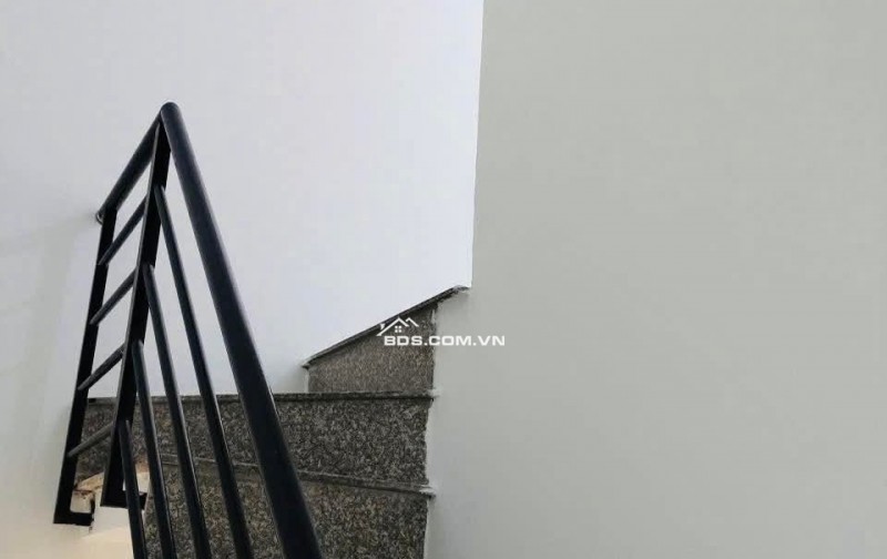 Bán nhà gấp cho con đi học căn 3 phòng ngủ Hocmon sát Q12 giá 980tr bao  phí