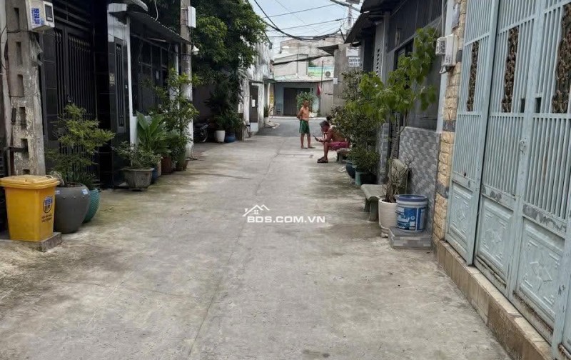 Bán nhà gấp cho con đi học căn 3 phòng ngủ Hocmon sát Q12 giá 980tr bao  phí