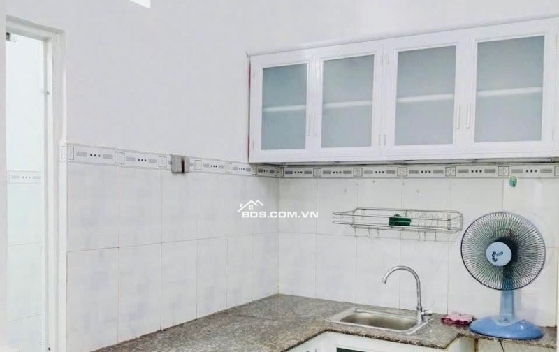 Bán nhà gấp cho con đi học căn 3 phòng ngủ Hocmon sát Q12 giá 980tr bao  phí