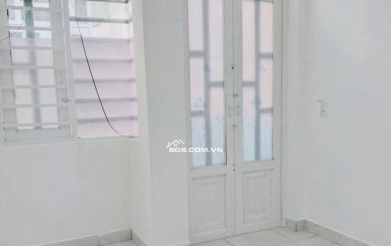 Bán nhà gấp cho con đi học căn 3 phòng ngủ Hocmon sát Q12 giá 980tr bao  phí