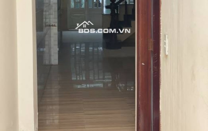 Nhà 3 tầng * 50㎡ (4,2m x 12m), gồm có: p.khách, bếp, 4 p.ngủ, 3wc, 2 balcon chỉ 5,2 tỷ
