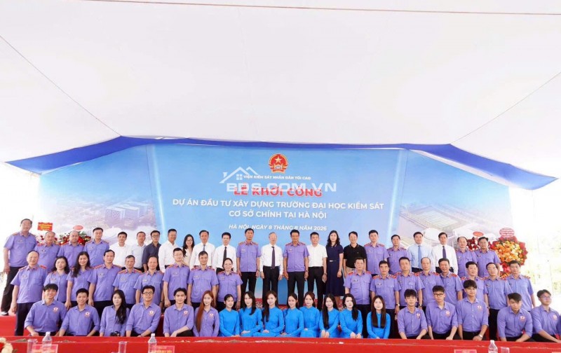 Hàng hiếm bám quốc lộ 6 sát hà đông gần cổng trường đại học