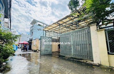 cấp 4: 6.5x16.6 ( xe hơi đậu trong nhà), rộng rãi thoáng mát, thích hợp làm văn phòng công ty.