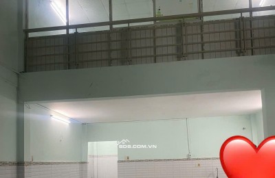 Cho thuê nhà mặt nguyên căn có gác, có thể kinh doanh và ở lại.